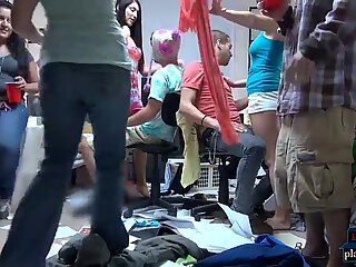 Sórdida brincadeira sarau com excitada jovens universitários em um dormitório
