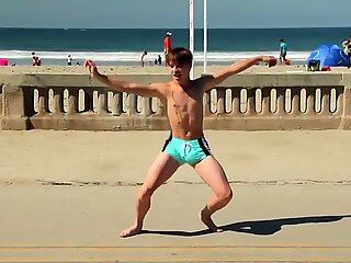 Lelaki belasan tahun menari di pantai dengan speedo bulge / novinho dan & ccedil_ando sunga Na praia